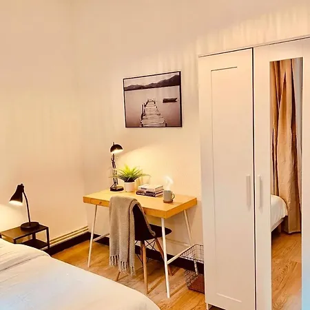 Daire Cozy Apartment, A Short Walk To Place Stan *