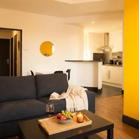 Cozy Apartment, A Short Walk To Place Stan Daire